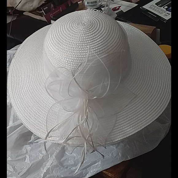 WHITE straw designer  W SATIN FLORAL EMBROIDERY - Picture 2 of 8